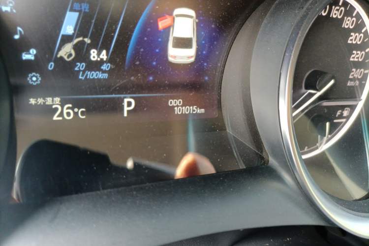 Used Toyota Camry 2018 2.0G Luxury Edition Odometer Close Up