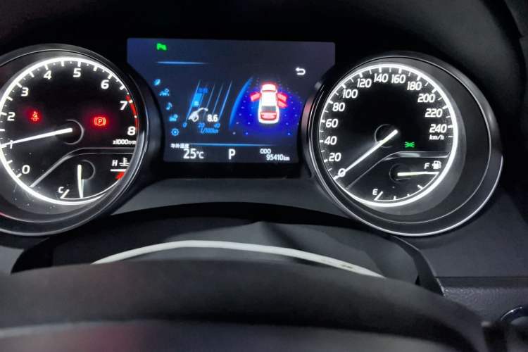 Used Toyota Camry 2018 2.5G Luxury Edition Odometer Close Up