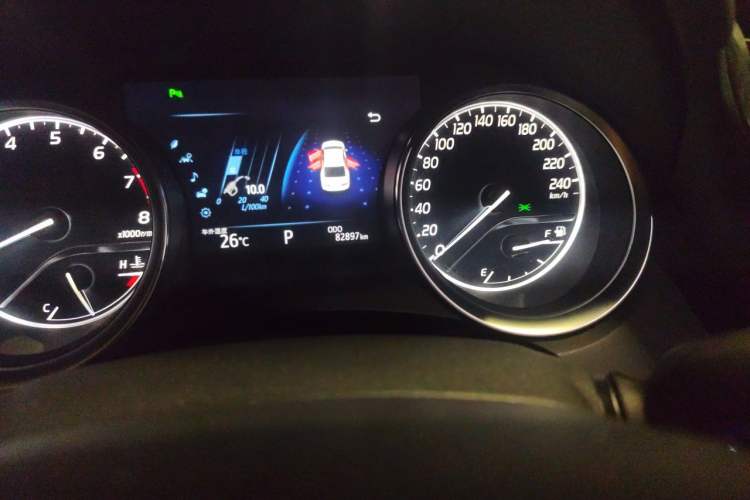 Used Toyota Camry 2018 2.5G Luxury Edition Odometer Close Up