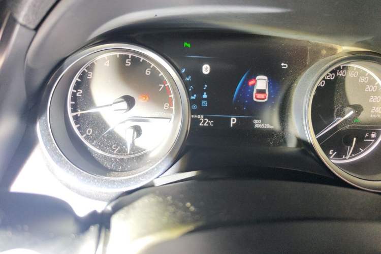 Used Toyota Camry 2018 2.5G Luxury Edition Odometer Close Up