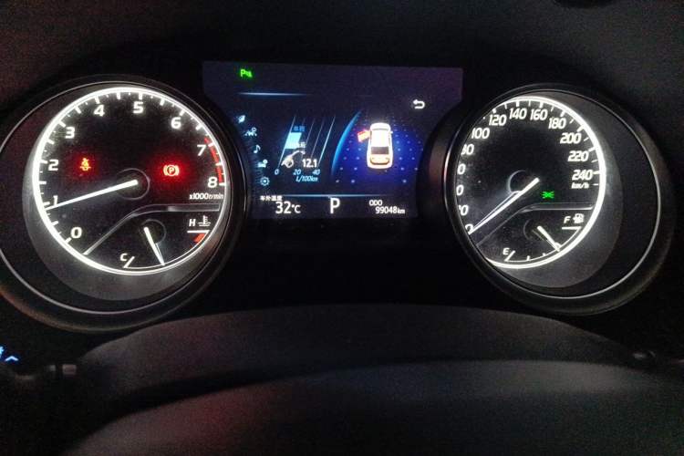 Used Toyota Camry 2018 2.5G Luxury Edition Odometer Close Up