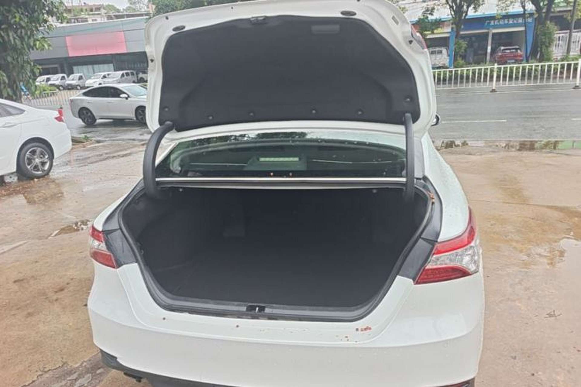 Used Toyota Camry 2018 2.0G Luxury Edition Trunk
