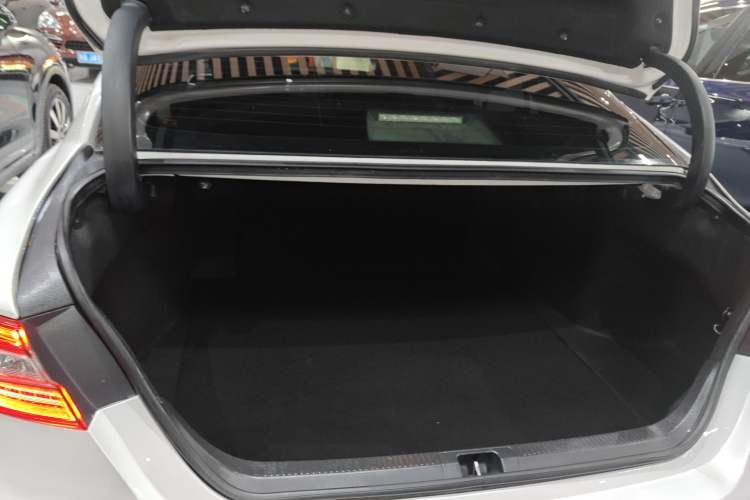 Used Toyota Camry 2018 2.0G Luxury Edition Trunk