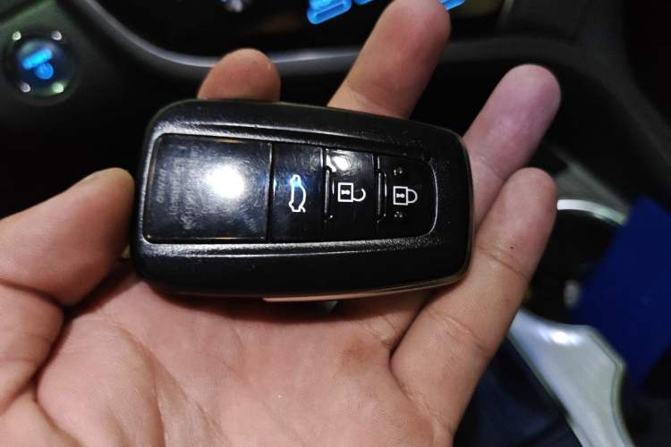 Used Toyota Camry 2018 Dual-Engine 2.5 HG Luxury Edition Vehicle Key