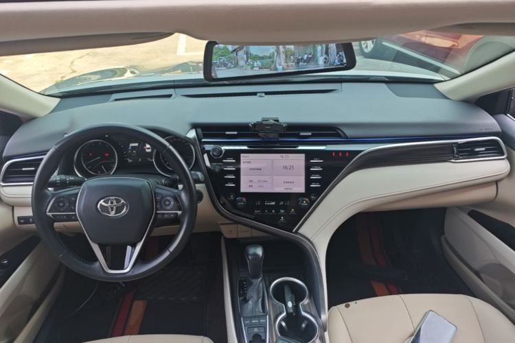 Used Toyota Camry 2018 2.5G Luxury Edition Center Console