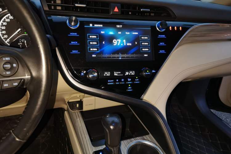 Used Toyota Camry 2019 Dual-Engine 2.5 HG Luxury Edition China VI Standard Audio And AC Panel