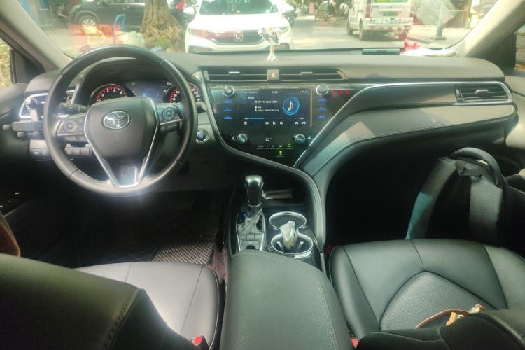 Used Toyota Camry 2019 2.5S FENGSHANG Version China VI Standard Center Console