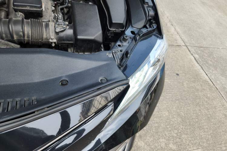 Used Toyota Camry 2019 Dual-Engine 2.5 HG Luxury Edition China V Standard Engine Bay Left