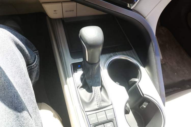 Used Toyota Camry 2019 Dual-Engine 2.5 HG Luxury Edition China VI Standard Gear Lever