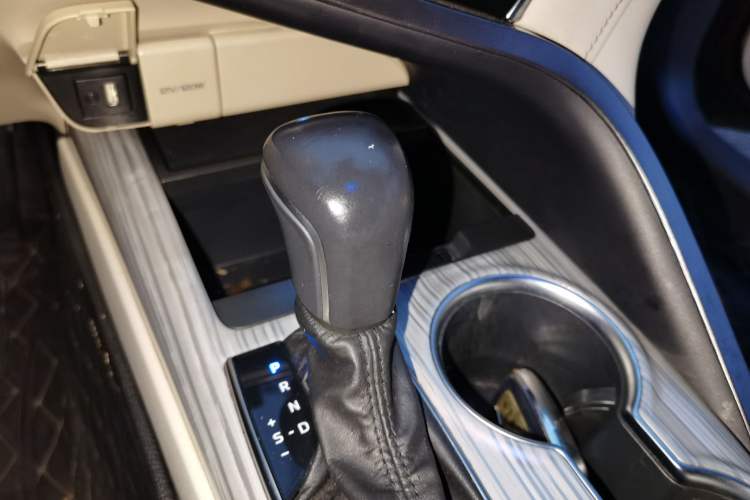 Used Toyota Camry 2019 Dual-Engine 2.5 HG Luxury Edition China VI Standard Gear Lever