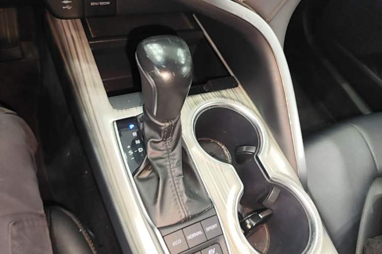 Used Toyota Camry 2019 Revised Version Dual-Engine 2.5 HG Luxury Edition Gear Lever