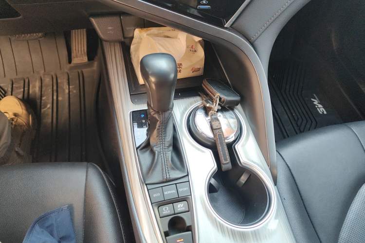 Used Toyota Camry 2019 Dual-Engine 2.5 HG Luxury Edition China V Standard Gear Lever