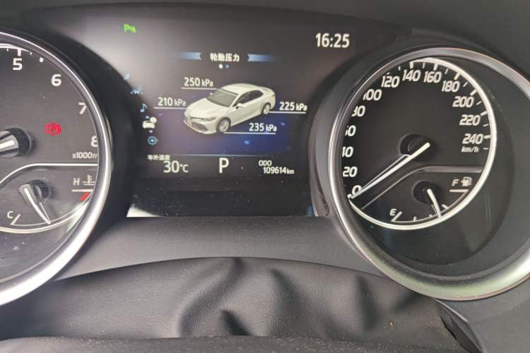 Used Toyota Camry 2019 Revised Version 2.0G Luxury Edition Odometer Close Up