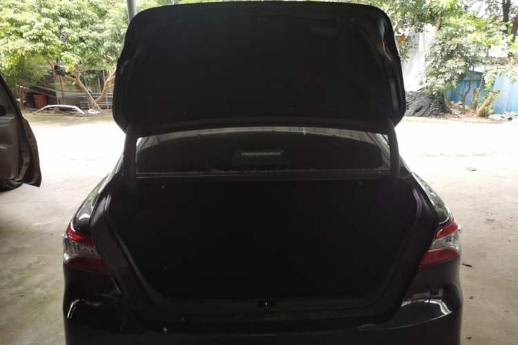 Used Toyota Camry 2019 Dual-Engine 2.5HS FENGSHANG Edition China VI Standard Trunk