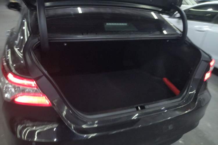 Used Toyota Camry 2019 Revised Version 2.0G Luxury Edition Trunk