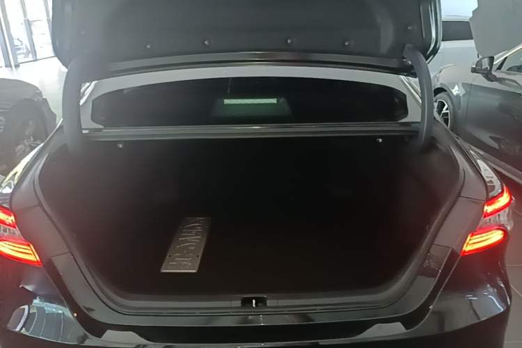Used Toyota Camry 2019 Revised Version 2.0G Luxury Edition Trunk