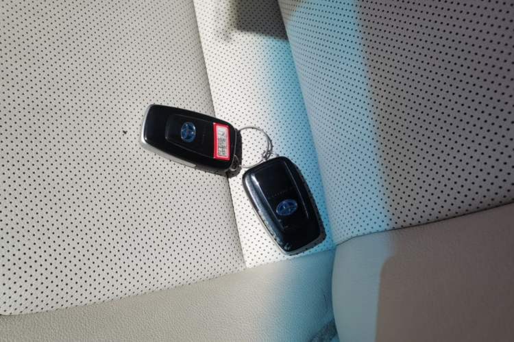 Used Toyota Camry 2019 Dual-Engine 2.5 HG Luxury Edition China VI Standard Vehicle Key