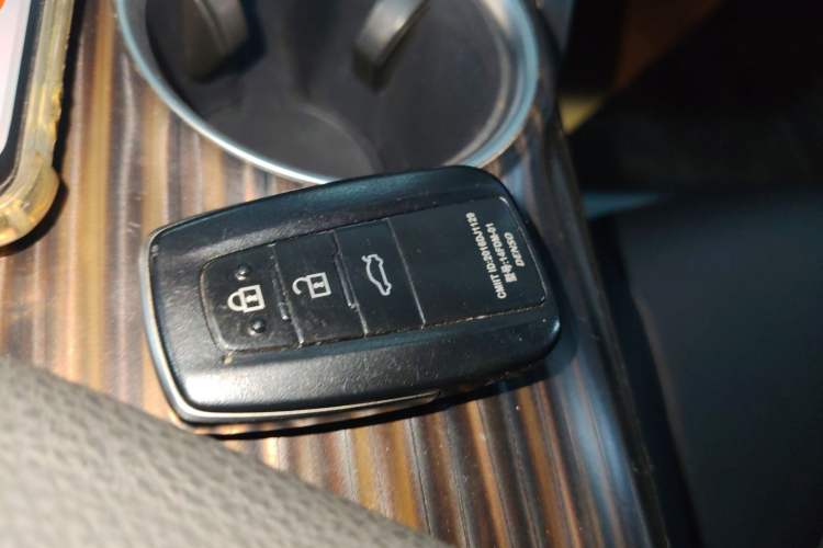 Used Toyota Camry 2019 Revised Version 2.0G Luxury Edition Vehicle Key