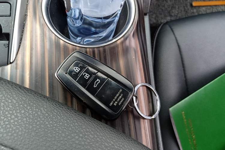 Used Toyota Camry 2019 Revised Version 2.0G Luxury Edition Vehicle Key