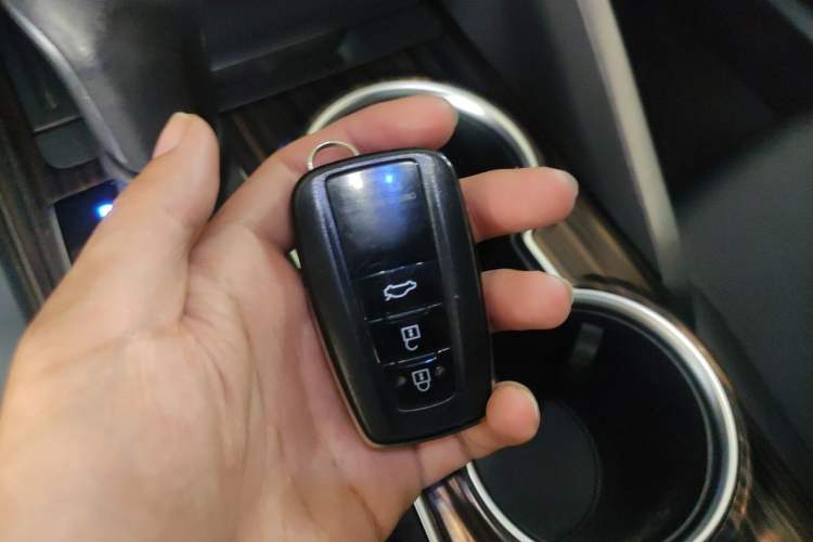 Used Toyota Camry 2019 Revised Version 2.0G Luxury Edition Vehicle Key