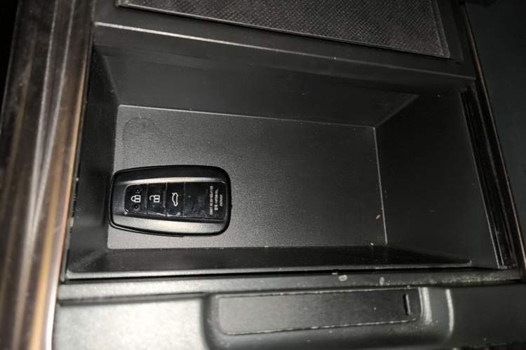 Used Toyota Camry 2019 Revised Version 2.0G Luxury Edition Vehicle Key