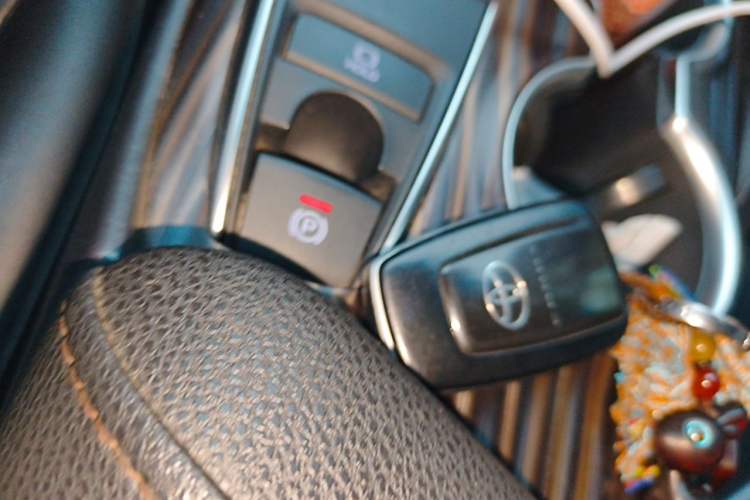 Used Toyota Camry 2019 Revised Version 2.0G Luxury Edition Vehicle Key