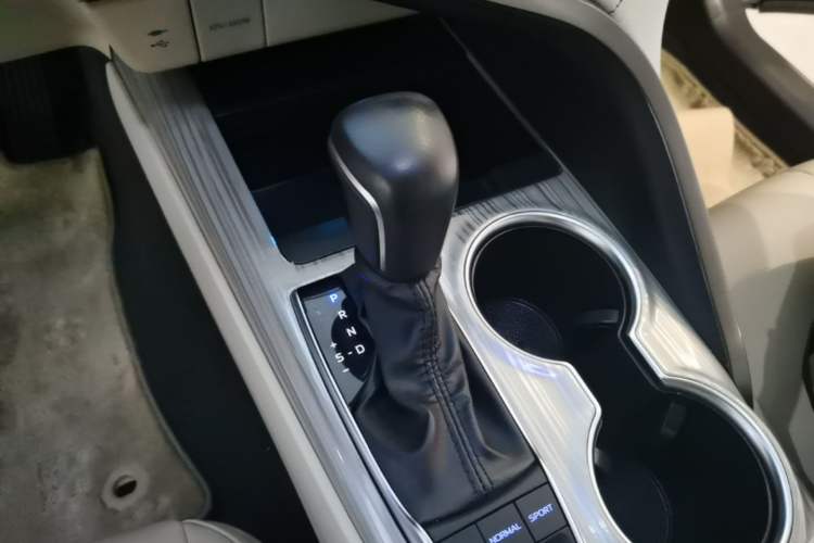 Used Toyota Camry 2019 Dual-Engine 2.5 HG Luxury Edition China VI Standard Gear Lever
