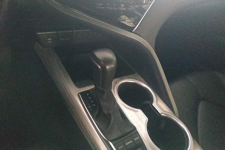 Used Toyota Camry 2019 Dual-Engine 2.5 HG Luxury Edition China VI Standard Gear Lever