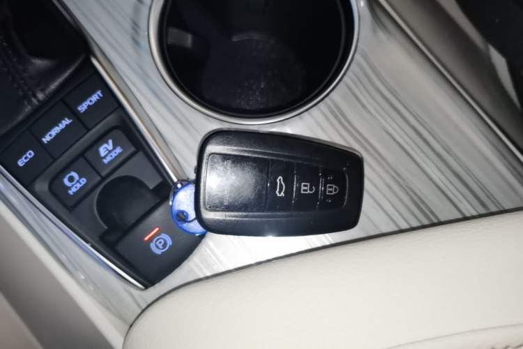 Used Toyota Camry 2019 Dual-Engine 2.5 HG Luxury Edition China VI Standard Vehicle Key