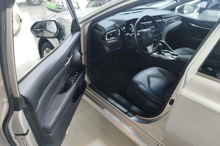 Used Toyota Camry 2019 Dual-Engine 2.5 HG Luxury Edition China VI Standard Driver Seat