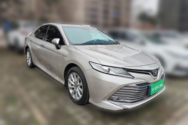 Used Toyota Camry 2019 Revised Version 2.0G Luxury Edition Front Right 45 Deg