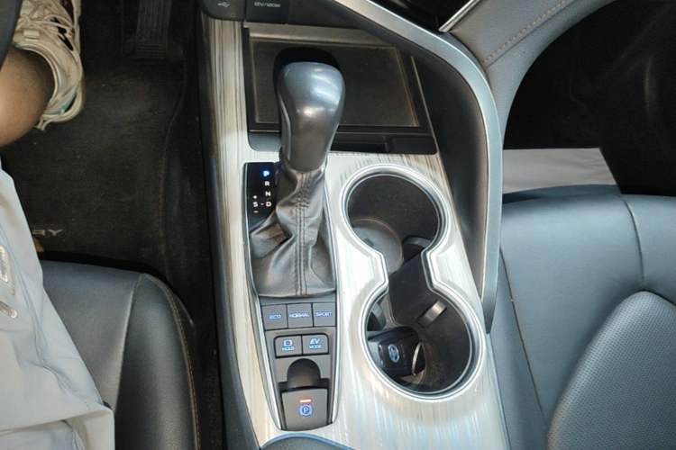 Used Toyota Camry 2019 Dual-Engine 2.5 HG Luxury Edition China VI Standard Gear Lever
