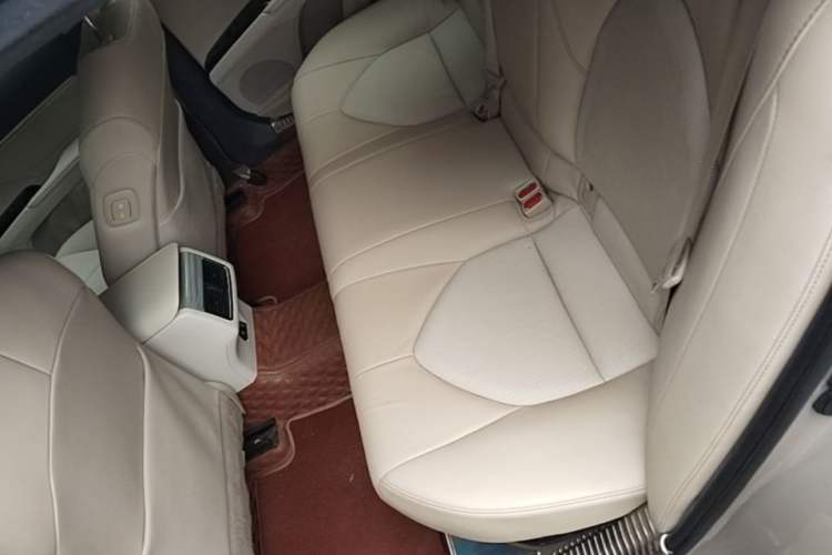 Used Toyota Camry 2019 Dual-Engine 2.5 HG Luxury Edition China VI Standard Left Rear Seat