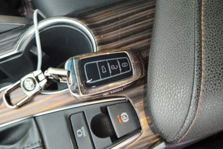 Used Toyota Camry 2019 Revised Version 2.0G Luxury Edition Vehicle Key
