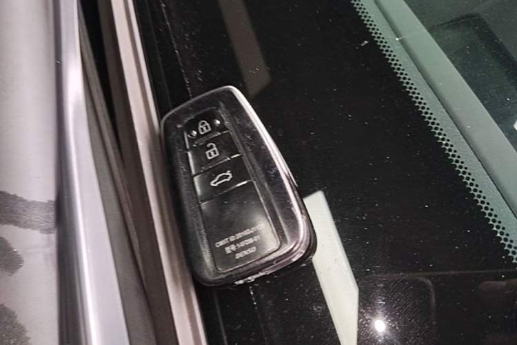 Used Toyota Camry 2019 Dual-Engine 2.5 HG Luxury Edition China VI Standard Vehicle Key