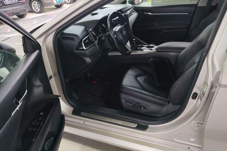 Used Toyota Camry 2019 Dual-Engine 2.5 HG Luxury Edition China VI Standard Driver Seat
