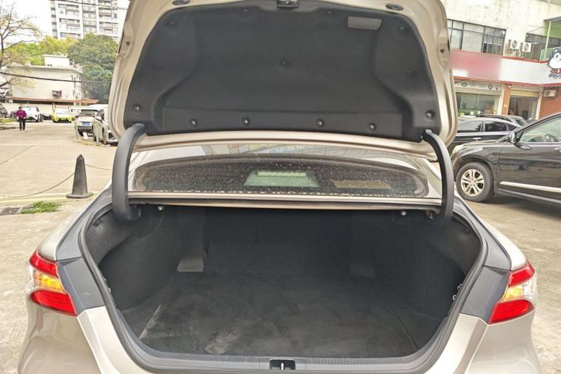 Used Toyota Camry 2019 Revised Version 2.0G Luxury Edition Trunk