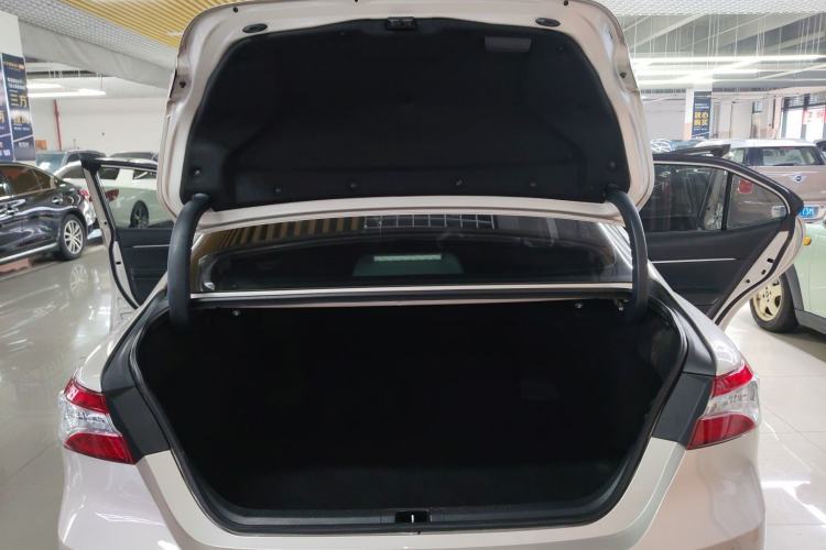 Used Toyota Camry 2019 Dual-Engine 2.5 HG Luxury Edition China VI Standard Trunk