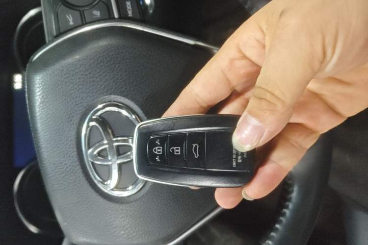 Used Toyota Camry 2019 Revised Version 2.0G Luxury Edition Vehicle Key