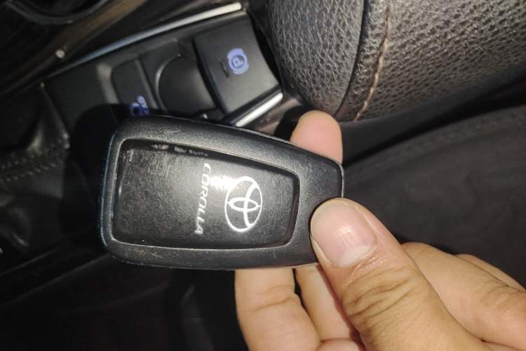 Used Toyota Camry 2019 Revised Version 2.0G Luxury Edition Vehicle Key