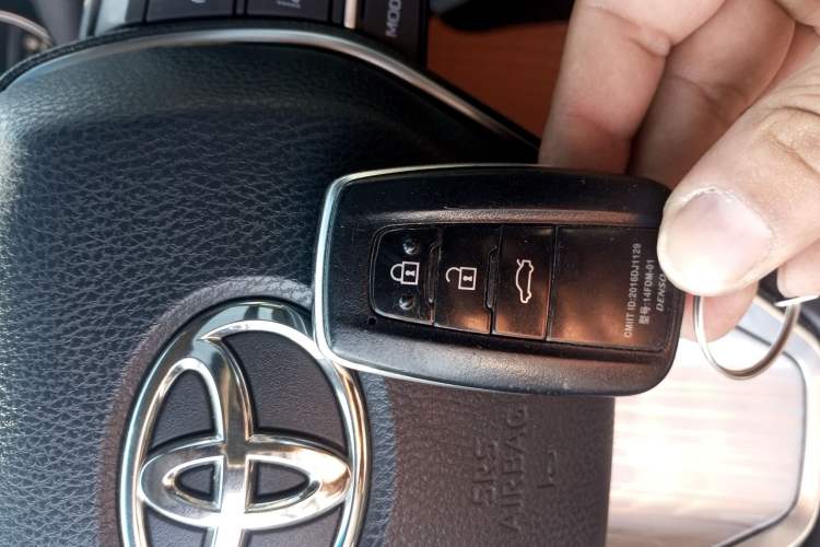 Used Toyota Camry 2019 Dual-Engine 2.5 HG Luxury Edition China VI Standard Vehicle Key