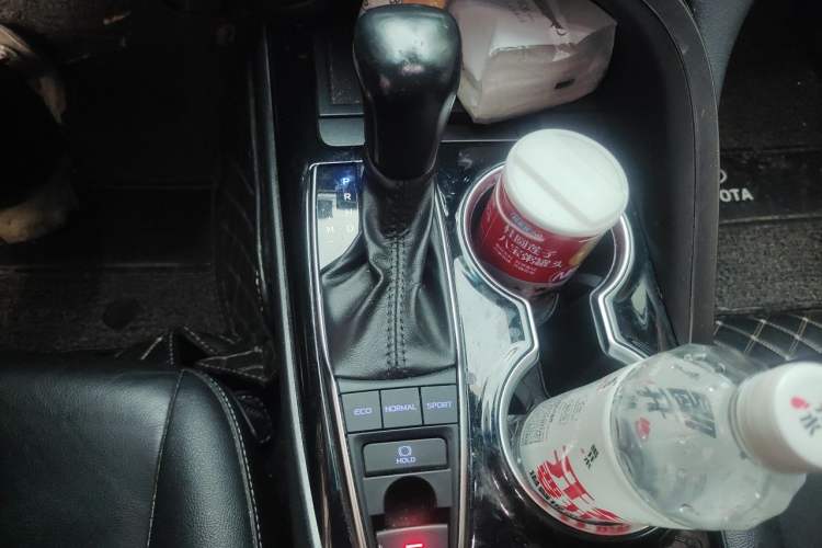Used Toyota Camry 2019 Revised Version 2.0S Fēngshàng Edition Gear Lever
