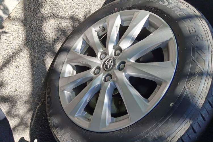 Used Toyota Camry 2019 Revised Version 2.0G Luxury Edition Right Front Wheel Hub
