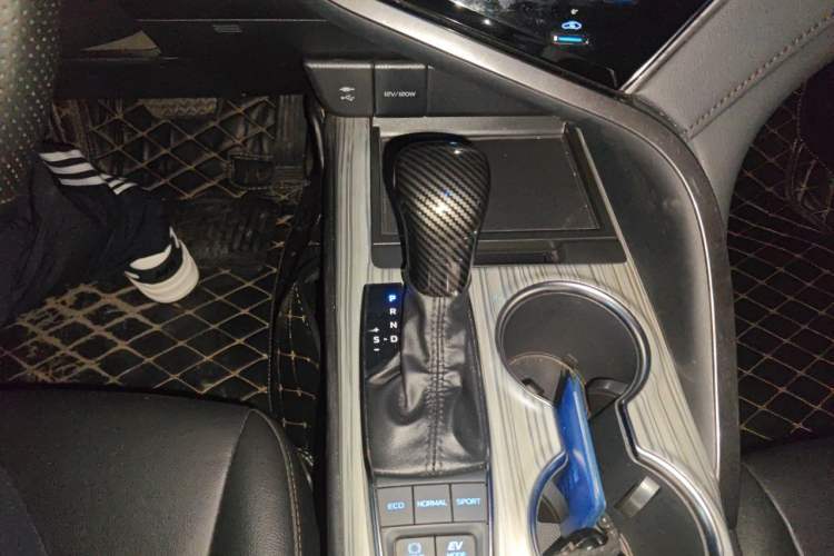 Used Toyota Camry 2019 Dual-Engine 2.5 HG Luxury Edition China V Standard Gear Lever