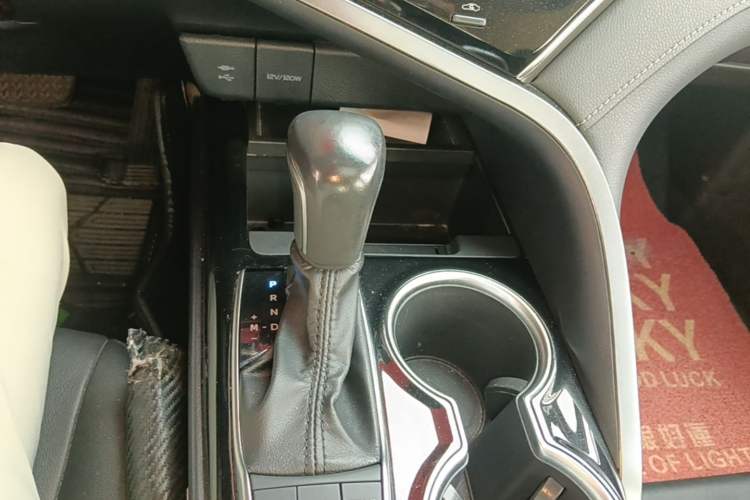 Used Toyota Camry 2019 Revised Version 2.0S Fēngshàng Edition Gear Lever