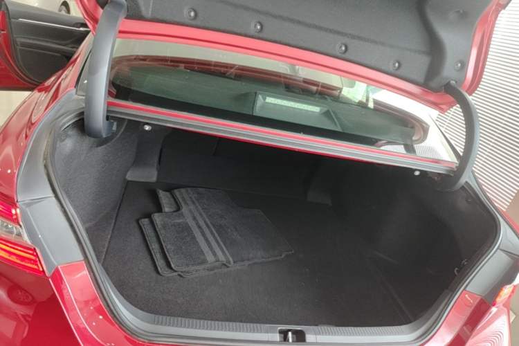 Used Toyota Camry 2019 Dual-Engine 2.5HS FENGSHANG Edition China VI Standard Trunk