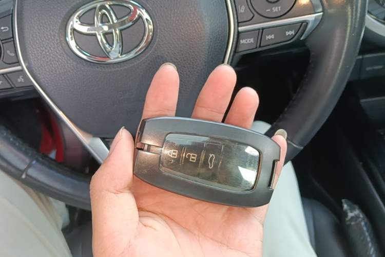 Used Toyota Camry 2019 Revised Version 2.0S Fēngshàng Edition Vehicle Key