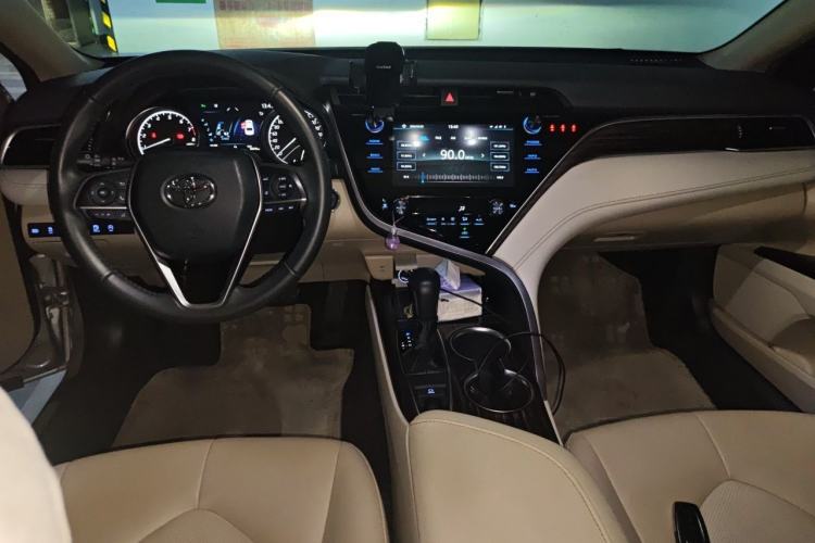 Used Toyota Camry 2019 2.0G Luxury Edition China VI Standard Center Console