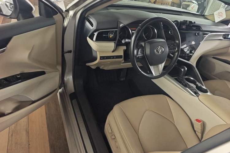 Used Toyota Camry 2019 Dual-Engine 2.5 HG Luxury Edition China VI Standard Driver Seat