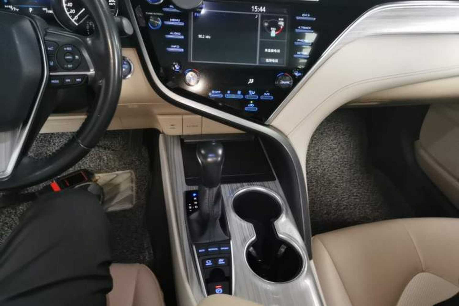 Used Toyota Camry 2019 Dual-Engine 2.5 HG Luxury Edition China VI Standard Gear Lever